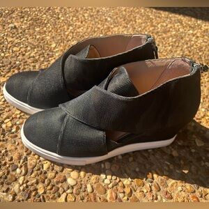 Linea Paolo Camo Black Platform Wedge
Sneakers Sz 6.5